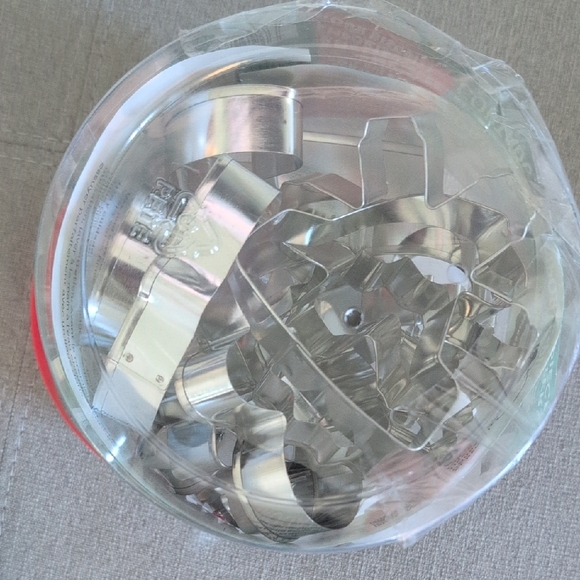 Wilton 18 Cookie Cutters And Spatula Collection - Picture 4 of 7